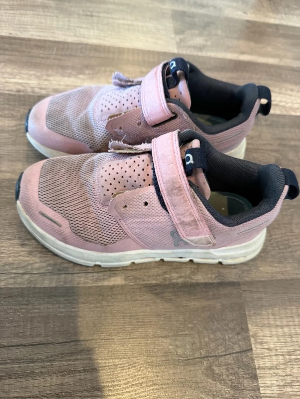 On Cloud Kids Girls Pink Athletic Sneakers Velcro size 13